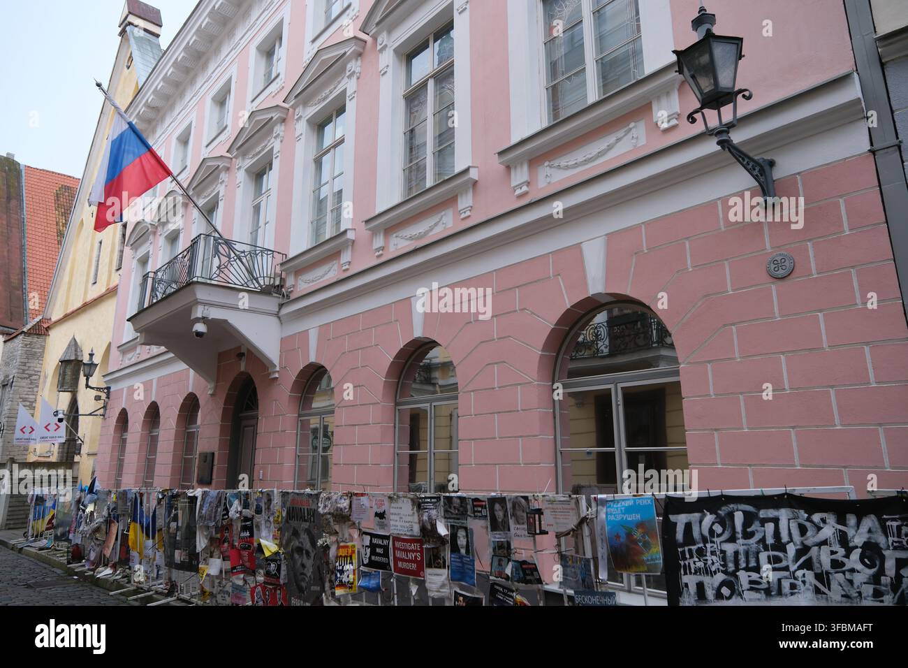 Tallinn, Estonia-30 nov. 2025: Edificio dell'ambasciata russa con barriere di protesta politica e poster sulla guerra Russia-Ucraina davanti. Foto Stock