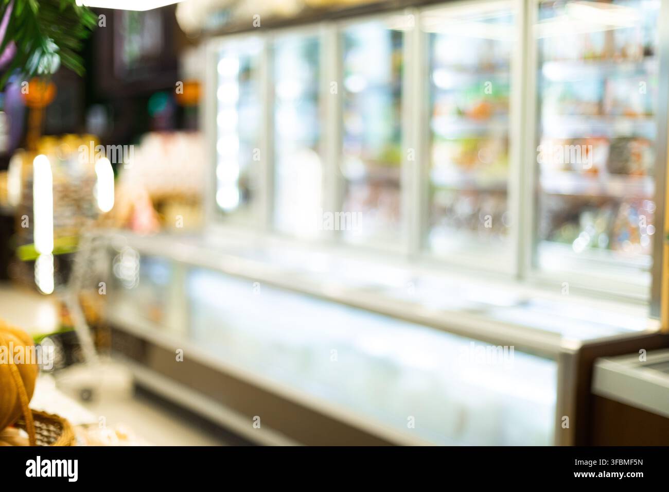 Blurred Supermarket Aisle sfondo con frigoriferi in negozio di alimentari Foto Stock