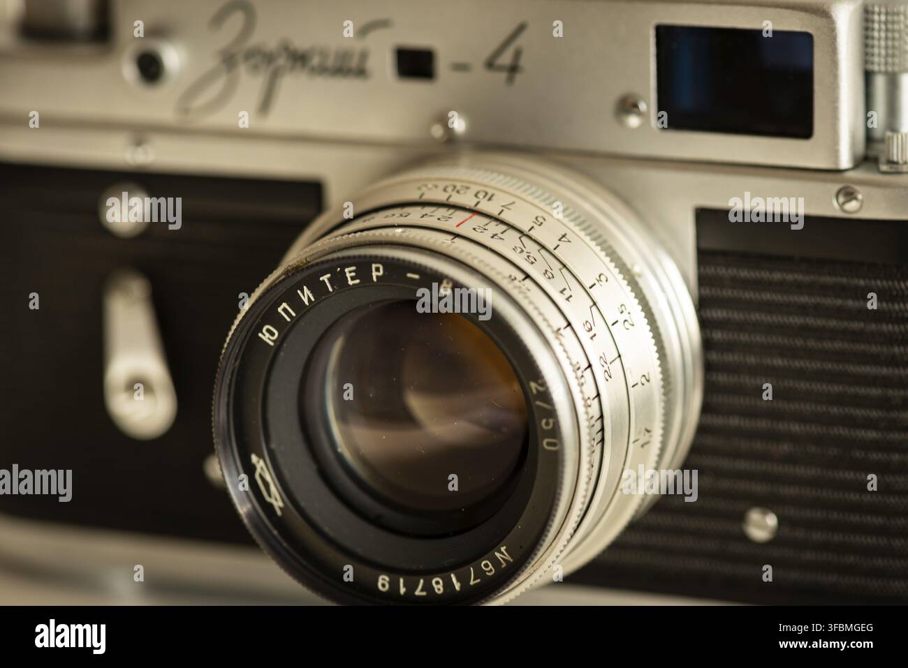Vista di Zorki russo 4 vecchia macchina fotografica a film manuale d'argento d'epoca come classico concetto di fotografia retrò Foto Stock