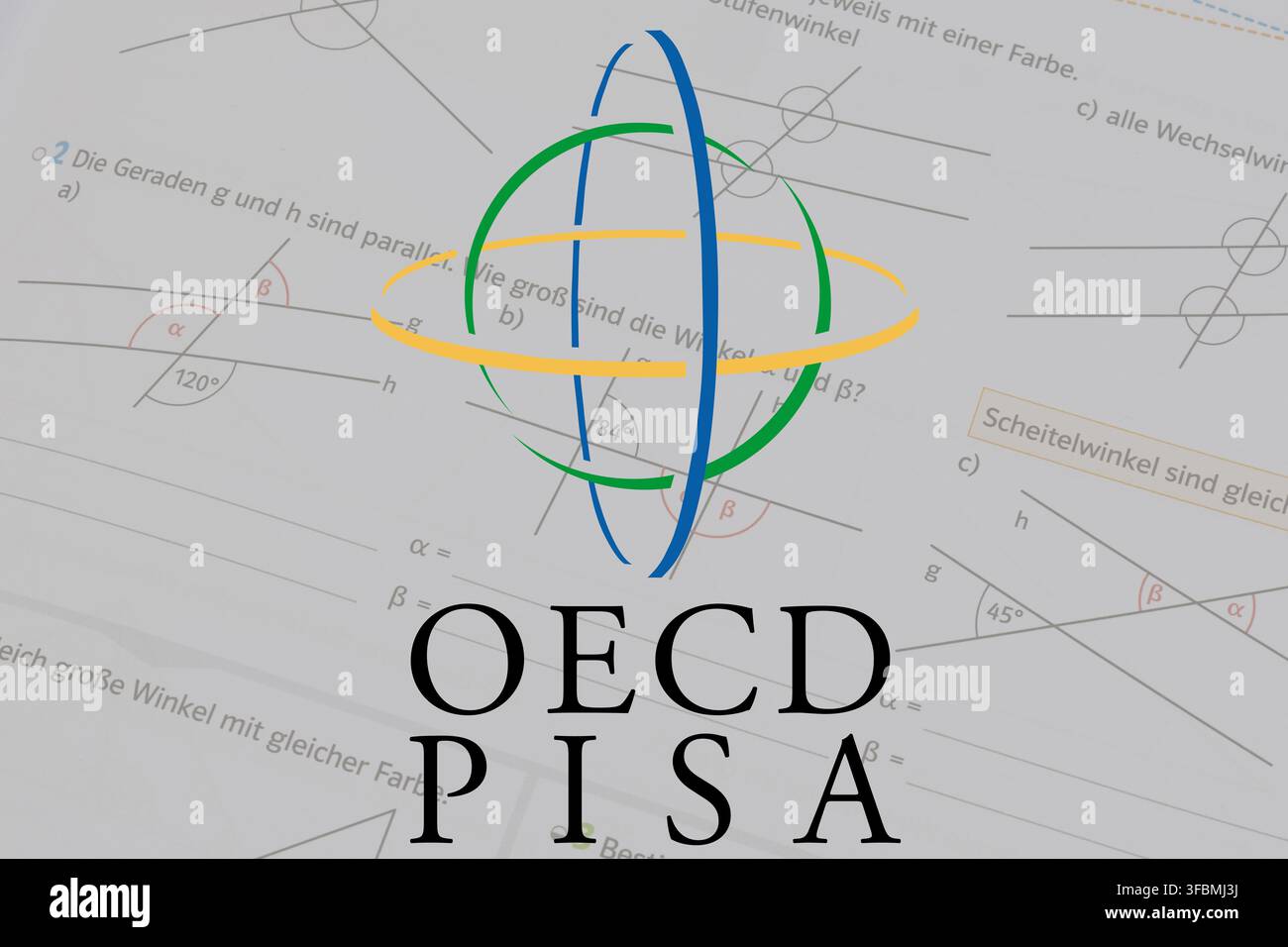 (Fotomontaggio) Il logo dello studio PISA sullo sfondo di un libro di matematica Foto Stock