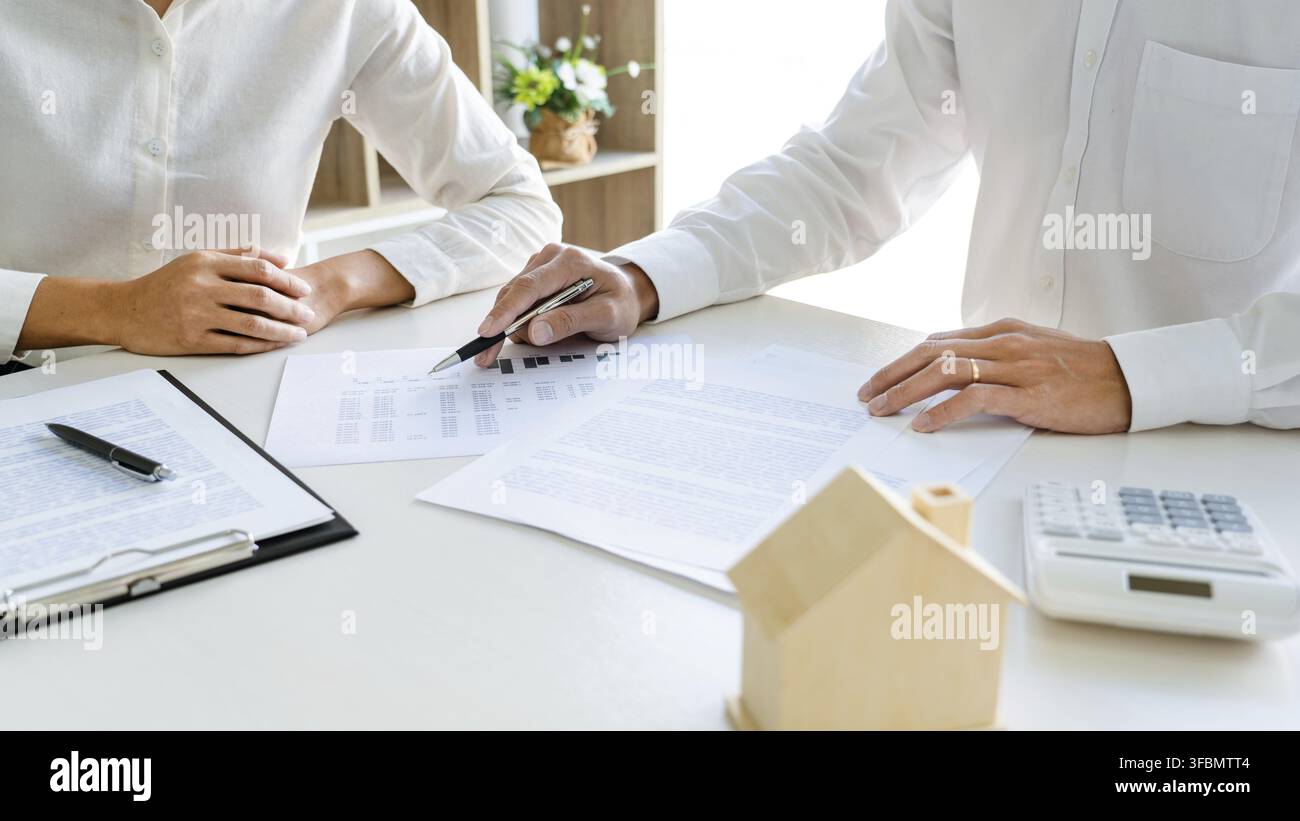 agente immobiliare per il broker di meeting dei dipendenti per il contatto con appartamento e la firma del contratto di documento Foto Stock