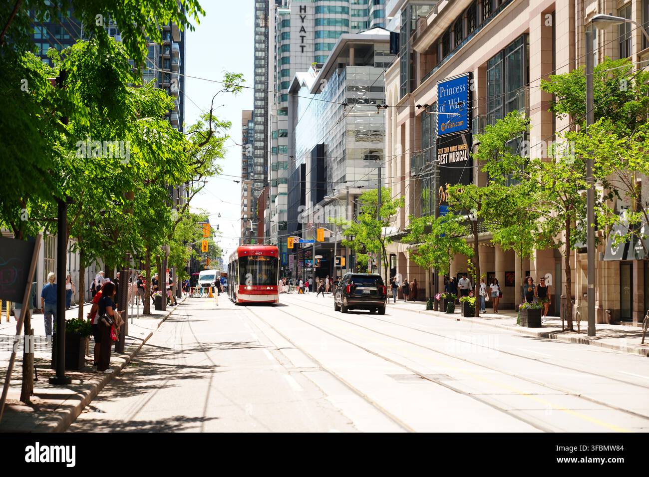 Toronto, Canada - 23 giugno 2026: Strada estiva della città con tram rosso e Princess of Wales Theatre Foto Stock