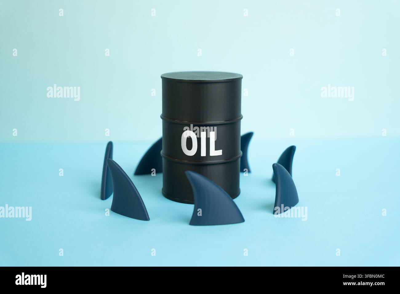 Barile di petrolio circondato da pinne di squalo. Rischi nella logistica marittima, crisi del mercato energetico, pressione delle sanzioni e minacce geopolitiche. Condizioni pericolose Foto Stock