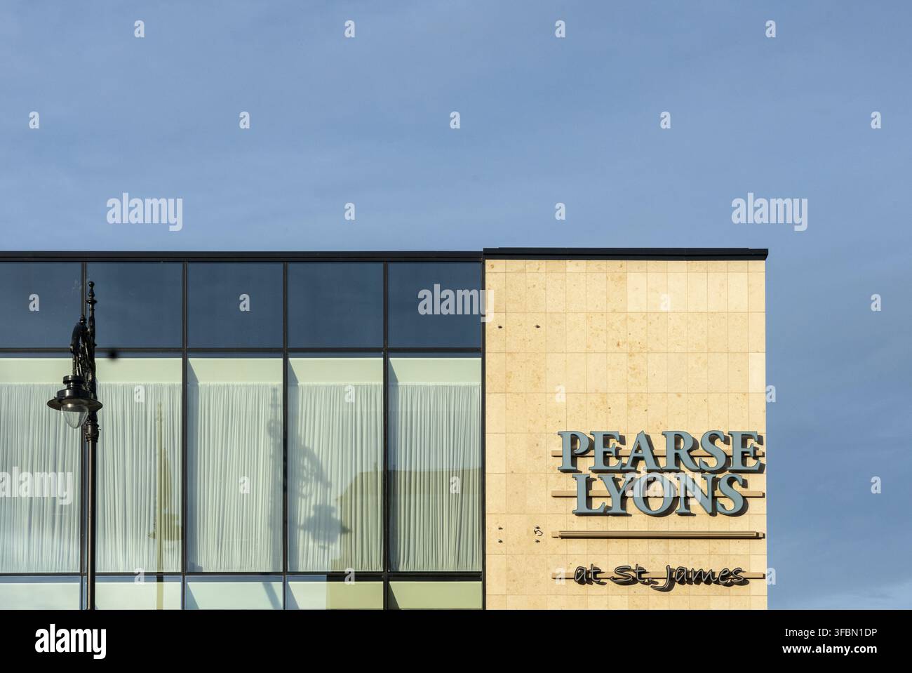 Centro visitatori della distilleria Pearse Lyons, facciata moderna dell'edificio e logo contro il cielo azzurro in una giornata invernale soleggiata a St. James, Dublino, Irlanda Foto Stock