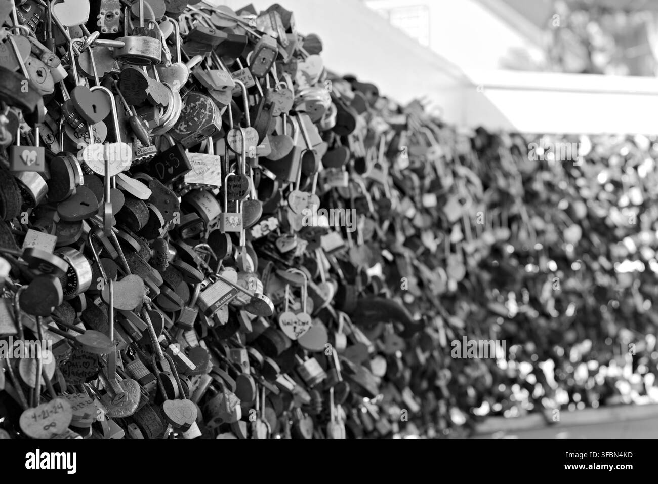Close-up di lucchetti d'amore a forma di cuore attaccati a una ringhiera sul lungomare di Long Beach. Foto Stock