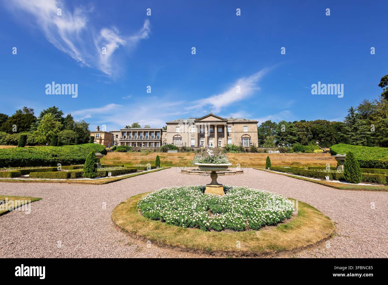 Parco e giardino parterre presso lo storico Tatton Park, casa signorile inglese a Cheshire, Regno Unito. Foto Stock
