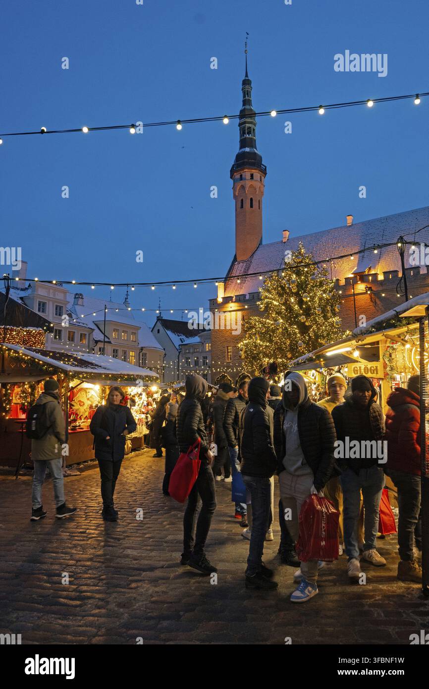Mercato di Natale illuminato a Tallinn durante il periodo dell'Avvento Foto Stock