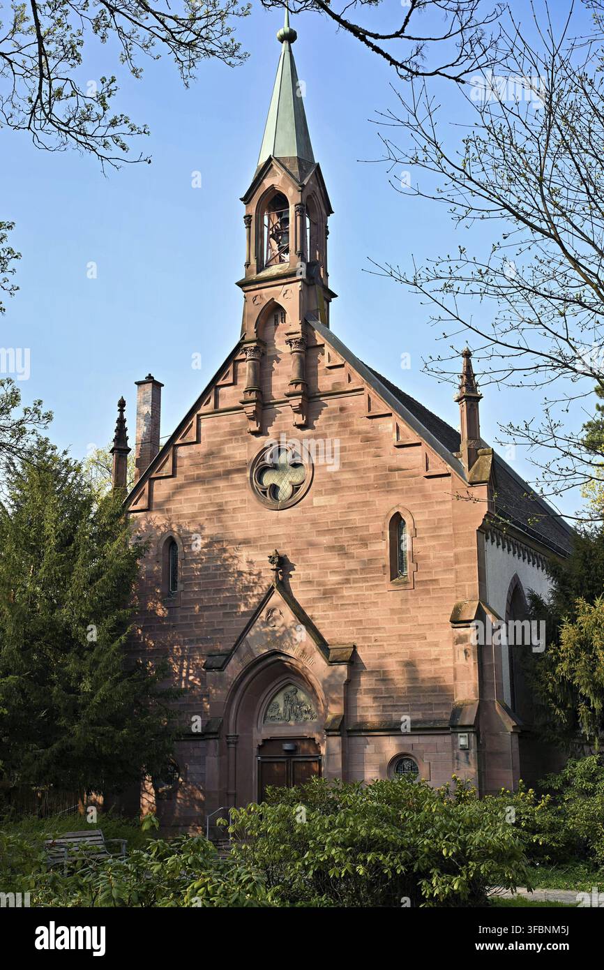 La Chiesa del Redentore della comunità vetero-cattolica si trova ai margini del cimitero antico protetto dal patrimonio a Friburgo. La religio neogotica Foto Stock