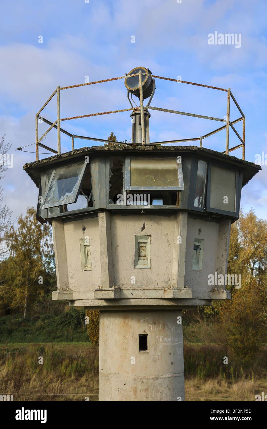 Le guardie di frontiera della DDR facevano la guardia da queste torri di vedetta Foto Stock