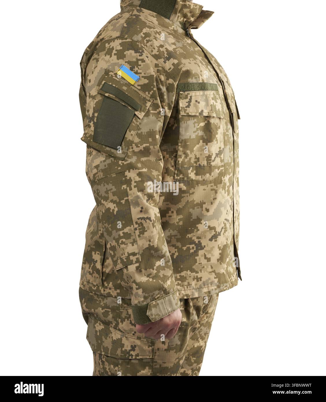 Guerriero ucraino uomo vestito in una uniforme militare pixel si erge su uno sfondo bianco isolato, soldato si erge lateralmente Foto Stock