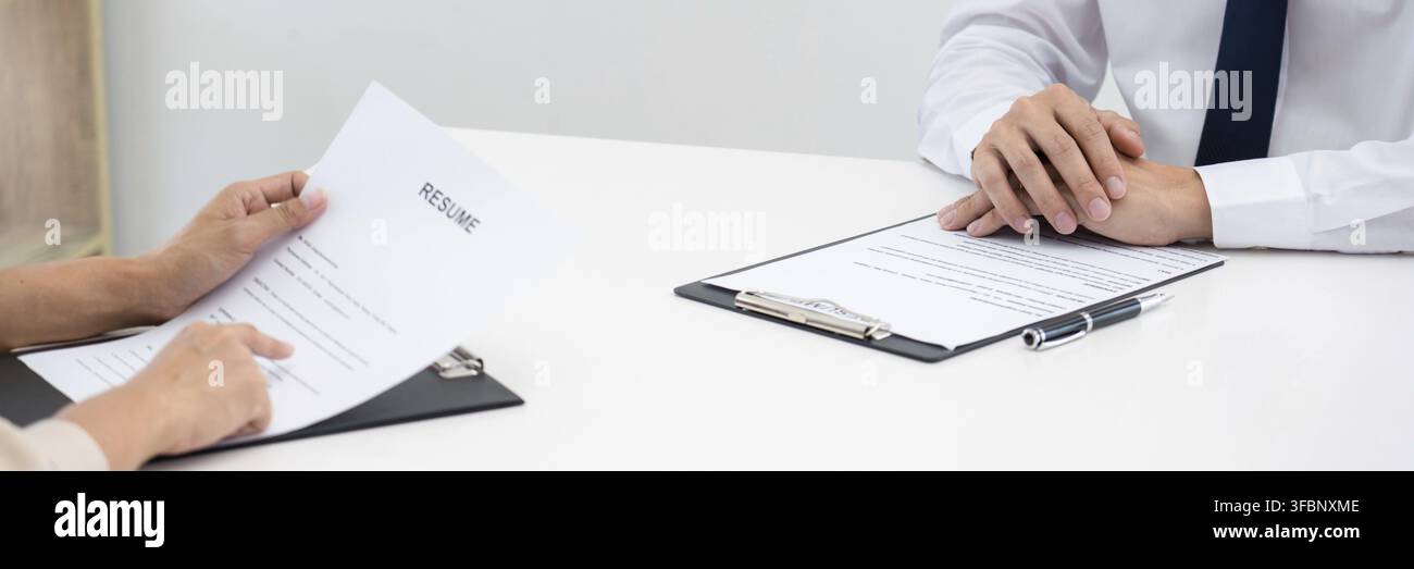 Candidato di uomo d'affari per candidato di lavoro che è intervistato i responsabili di hr nella sala riunioni, carriera e concetto di collocamento Foto Stock