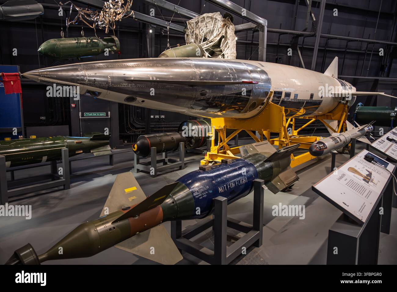 Un grosso missile nucleare a distanza bianco Hawker Siddeley Blue Steel affiancato a bombe vintage in mostra al RAF Museum di Londra Foto Stock