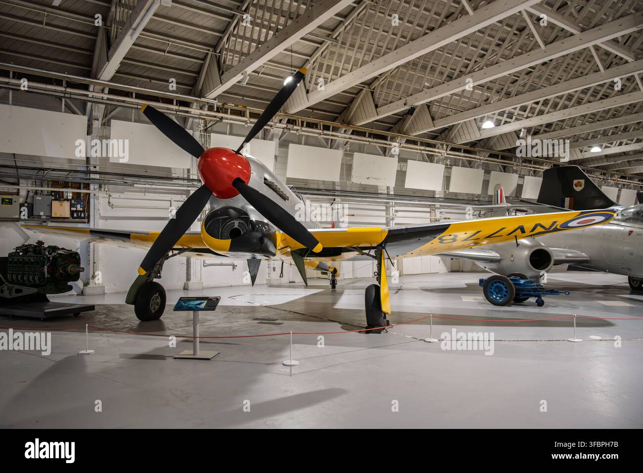 Un raro caccia da traino bersaglio Hawker Tempest TT5 della Seconda Guerra Mondiale (NV778) con strisce nere e gialle in mostra nell'Hangar 3 del Museo della RAF Foto Stock
