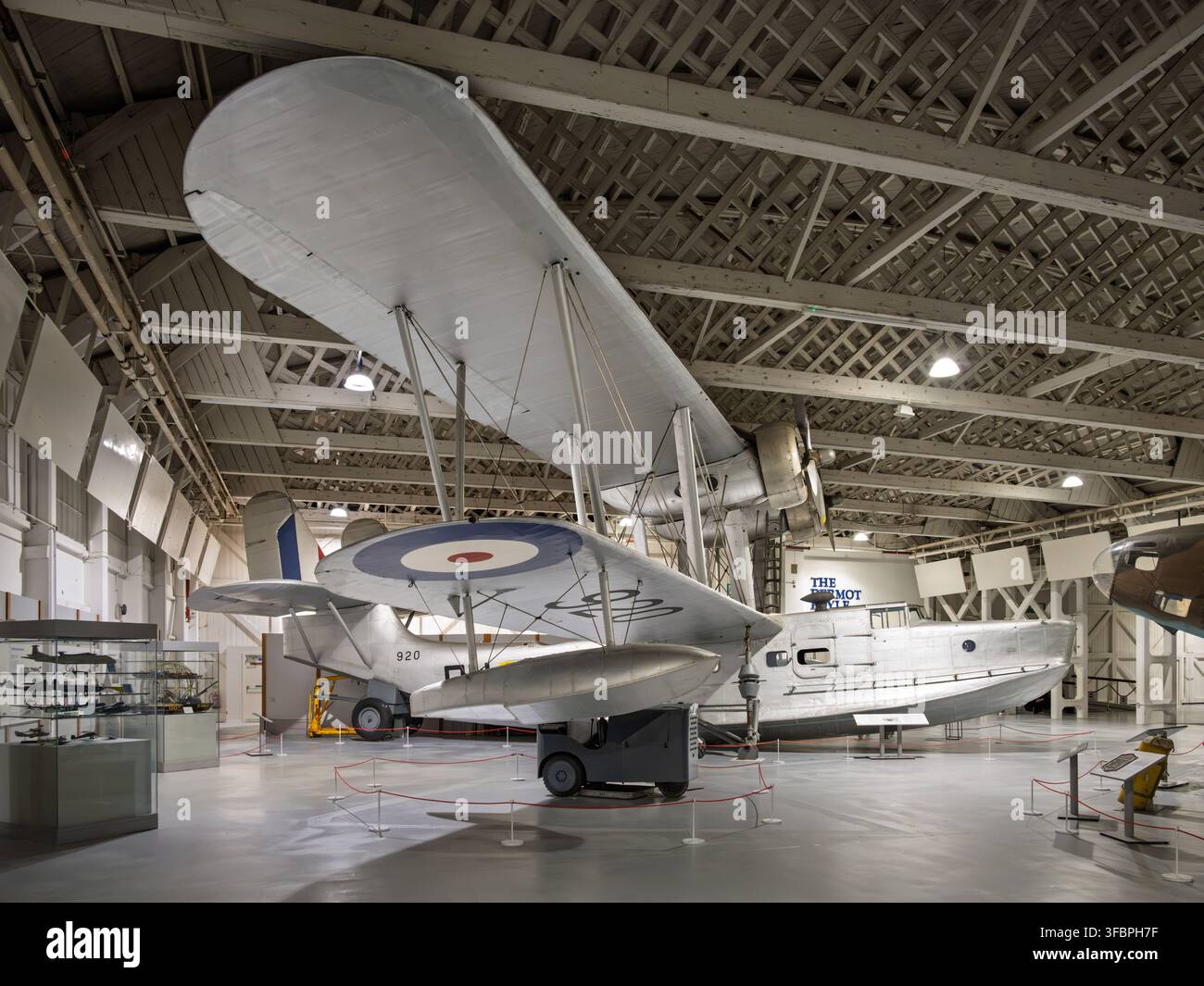 Un idrovolante biplano Supermarine Stranraer argentato in mostra all'interno dell'historico Hangar 3 con tetto a graticola in legno al Museo della RAF di Londra Foto Stock