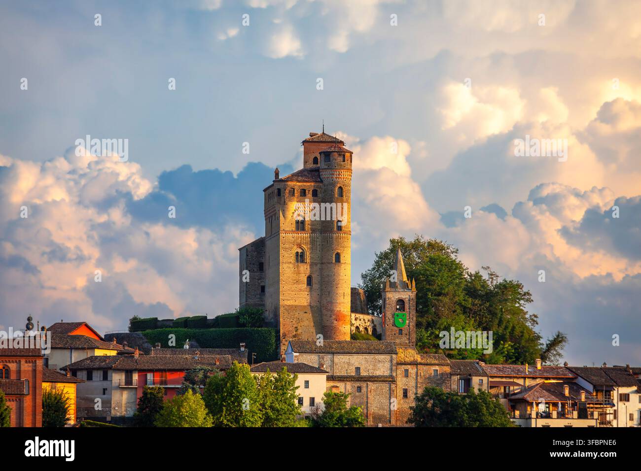 Castello di Serralunga d'Alba visto dal basso. Immagine a colori Foto Stock