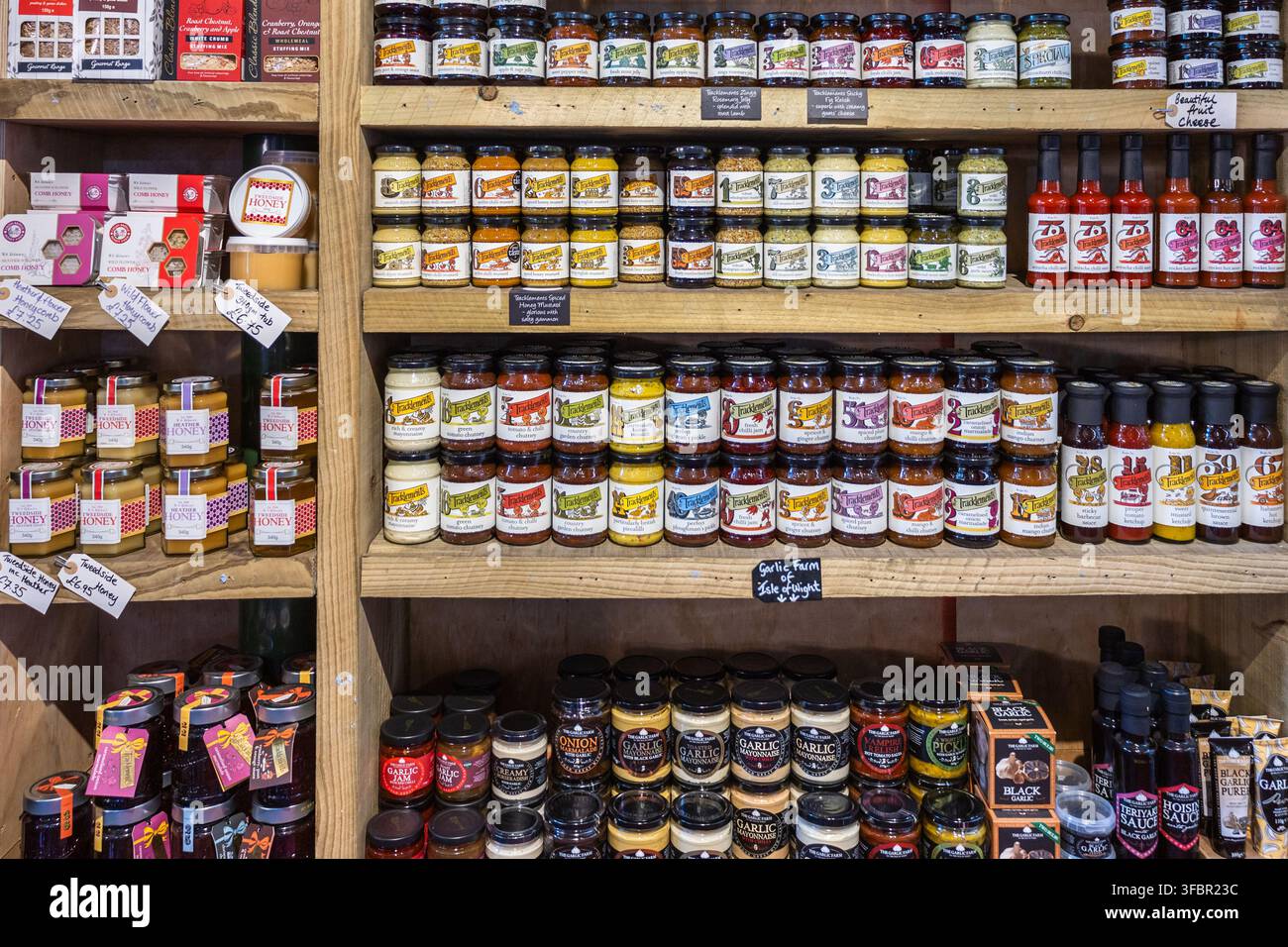 Scaffali pieni di barattoli gourmet al Borough Market. Londra, Regno Unito, 29 marzo 2024 Foto Stock
