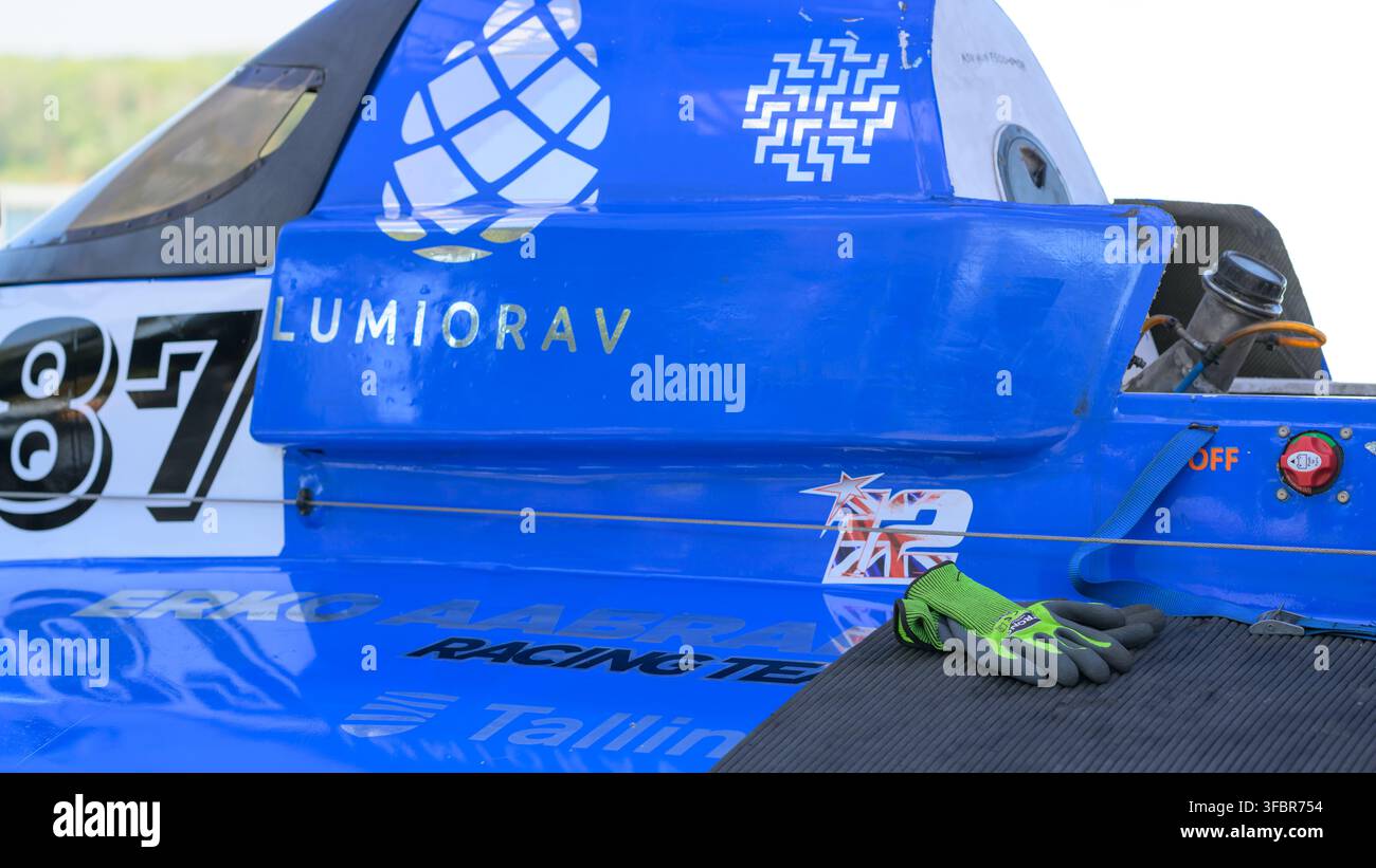 Ruse, Bulgaria – 22 agosto 2026: barca F500 blu 87 di Erko Aabrams, carrozzeria del cockpit, marchio Lumiorav e guanti da corsa all’Hydro GP 2026 World P Foto Stock