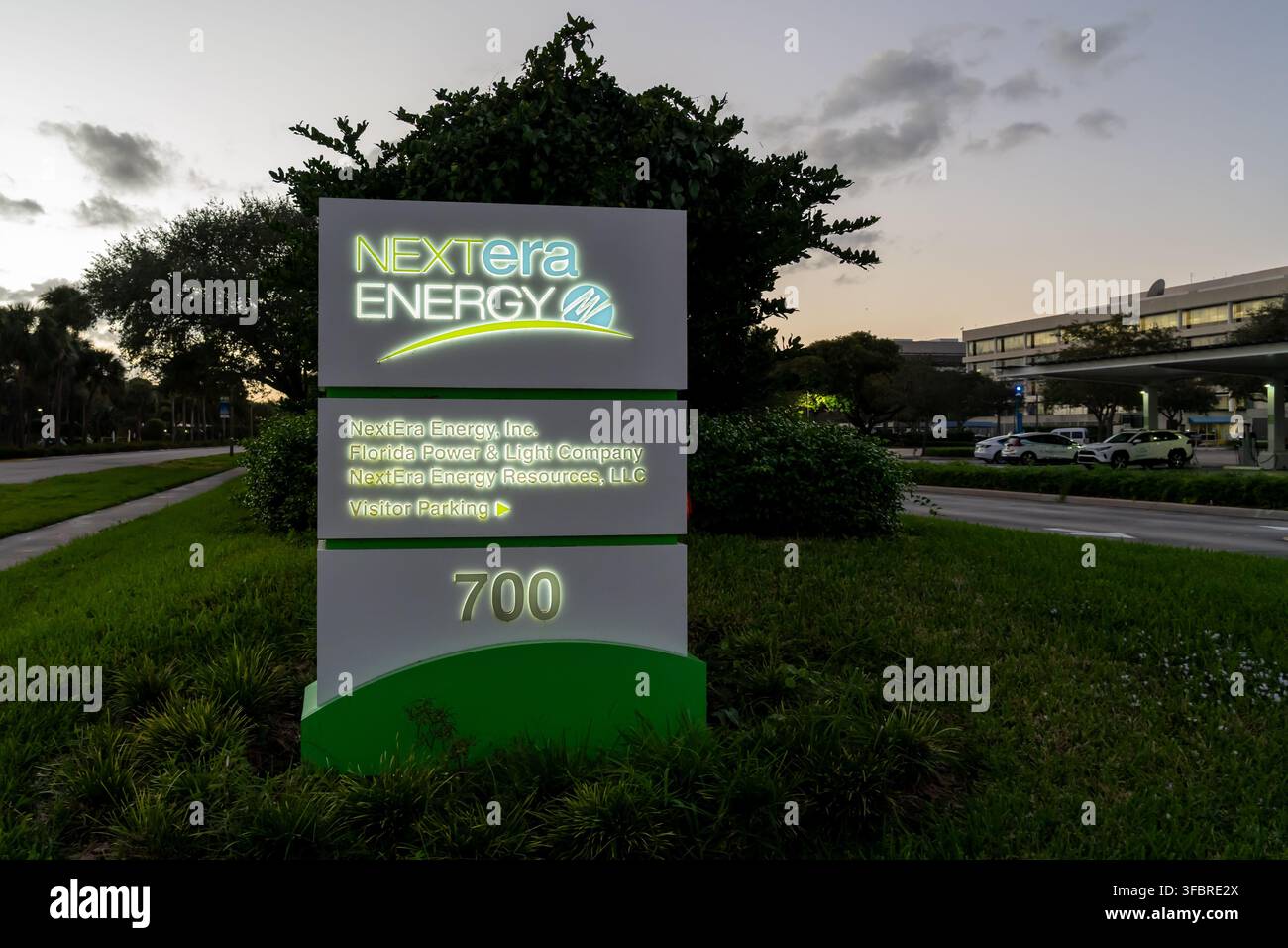 Nel crepuscolo del cartello dell'ingresso aziendale alla sede di NextEra Energy situata su Universe Boulevard a Juno Beach, Florida, USA. Foto Stock