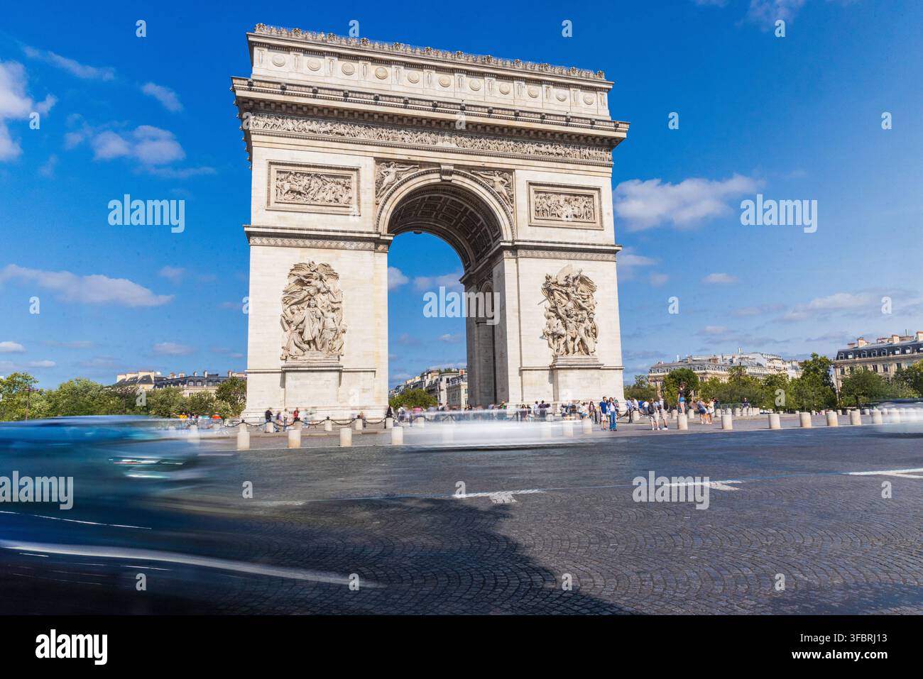 PARIGI, FRANCIA - 20 LUGLIO 2026: Il traffico passa davanti all'Arco di Trionfo storico in Place Charles de Gaulle a Parigi. Foto Stock
