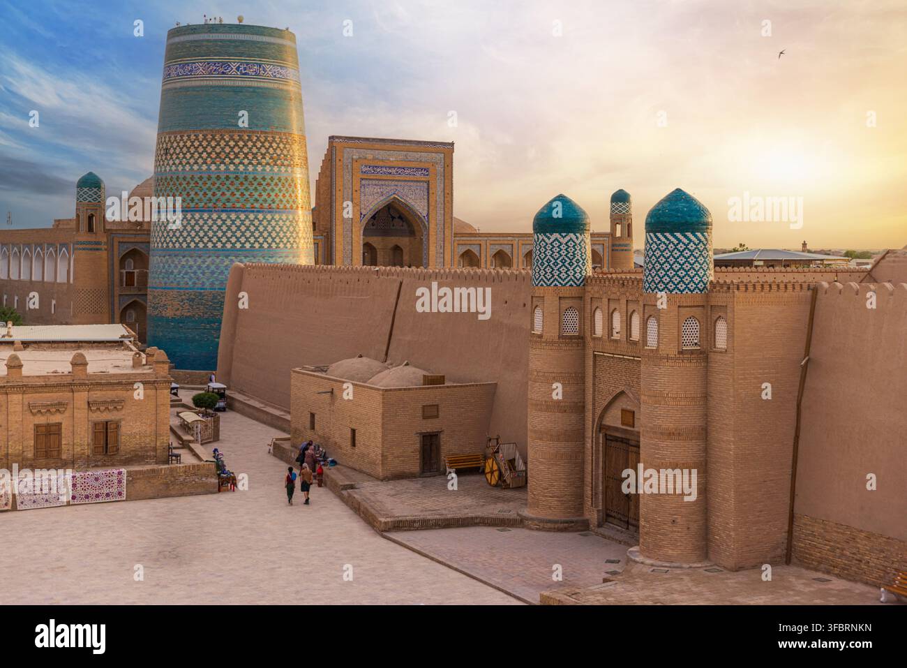 Porte e minareti storici di Khiva, Uzbekistan Foto Stock