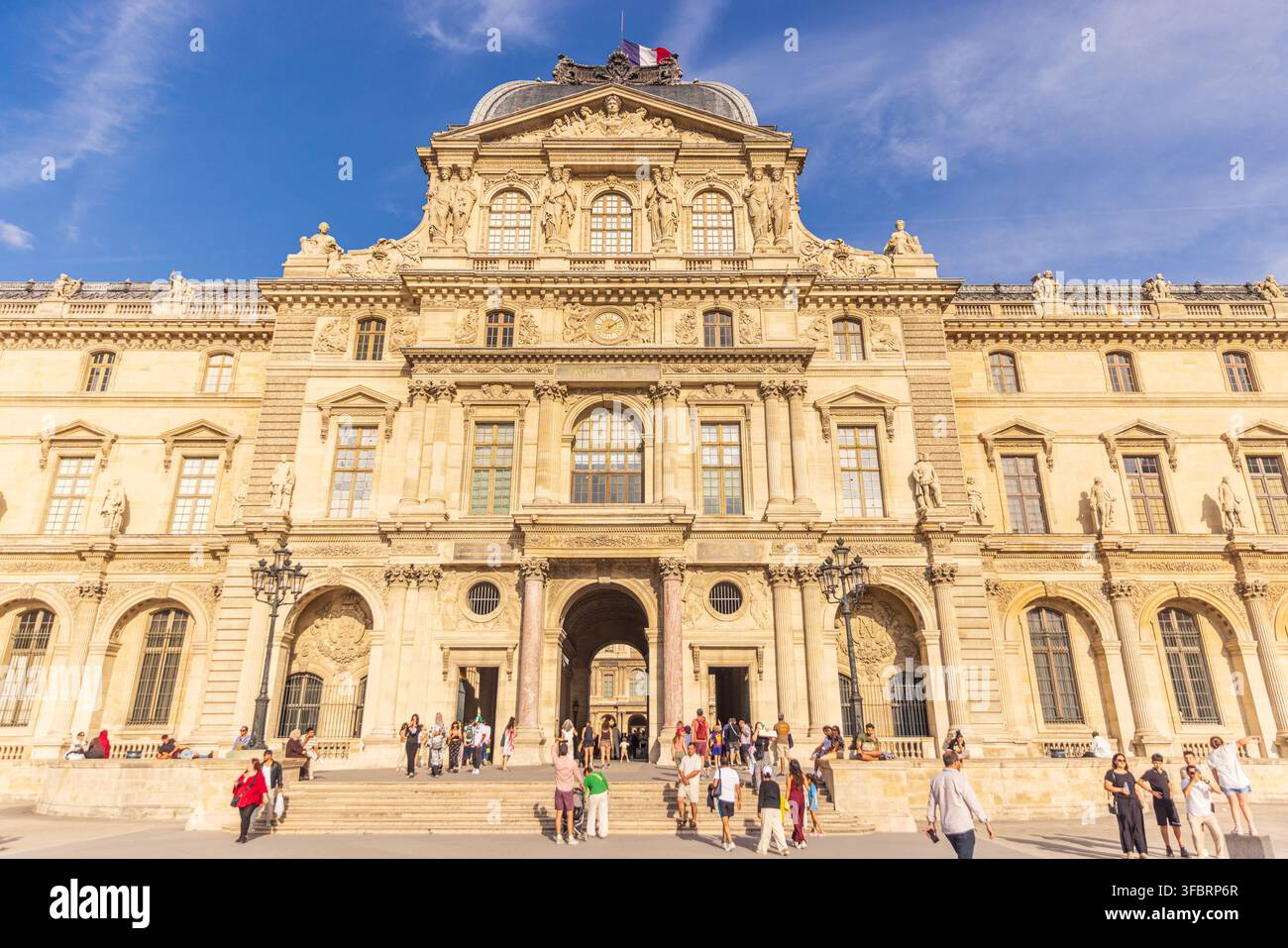 PARIGI, FRANCIA - 20 LUGLIO 2026: Turisti visitano la facciata storica del Pavillon de l'Horloge al Museo del Louvre a Parigi. Foto Stock