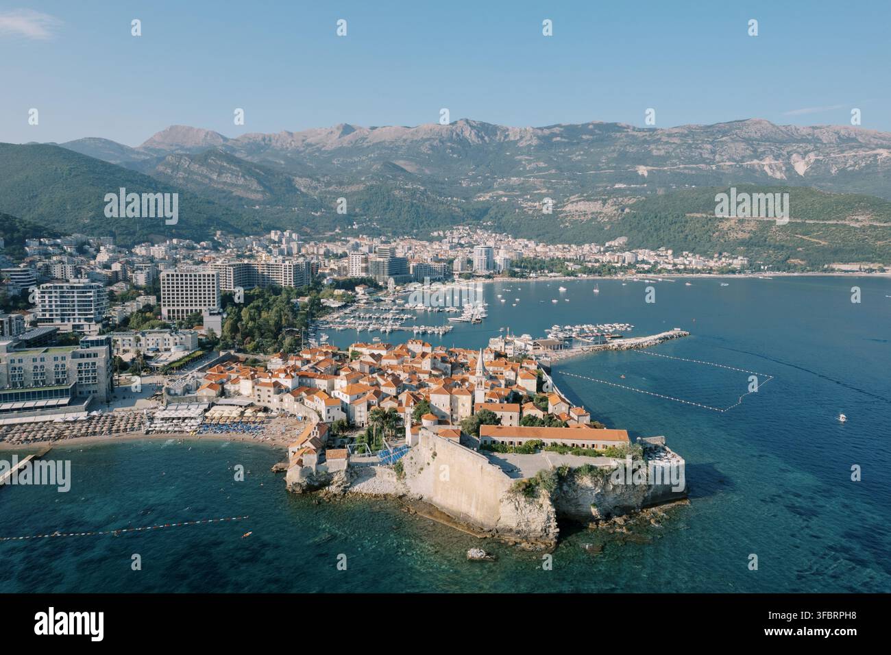Vista aerea della Vecchia Città di Budva sulla costa del Montenegro Foto Stock
