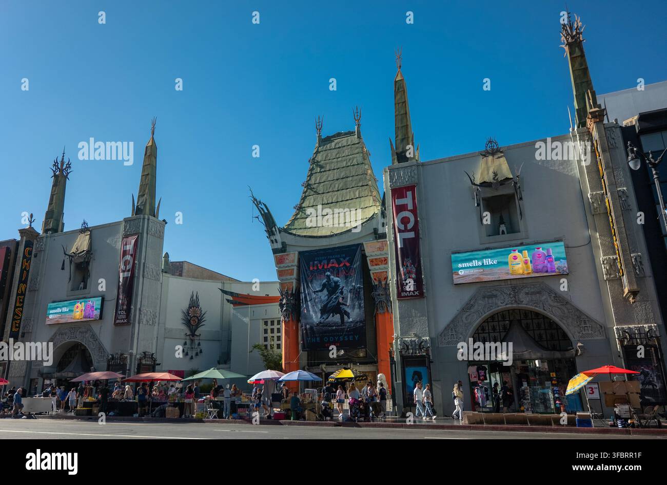 Venditori ambulanti e bancarelle di mercato affollano Hollywood Boulevard fuori dal TCL Chinese Theatre a Hollywood, Los Angeles, California. Foto Stock
