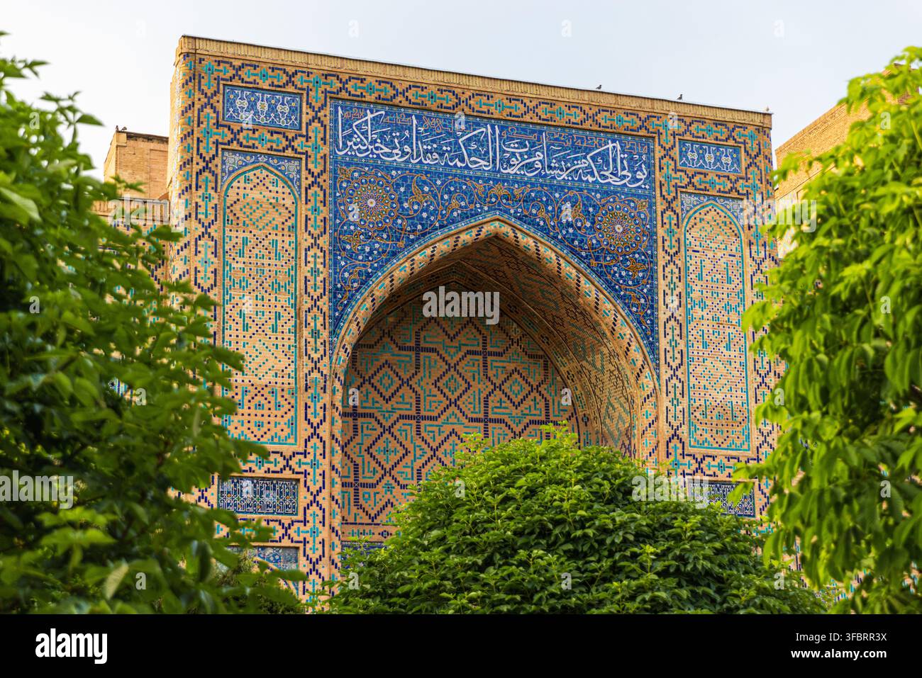 Portale decorato con piastrelle blu dell'Iwan della Madrasa di Ulugh Beg a Samarcanda, Uzbekistan Foto Stock