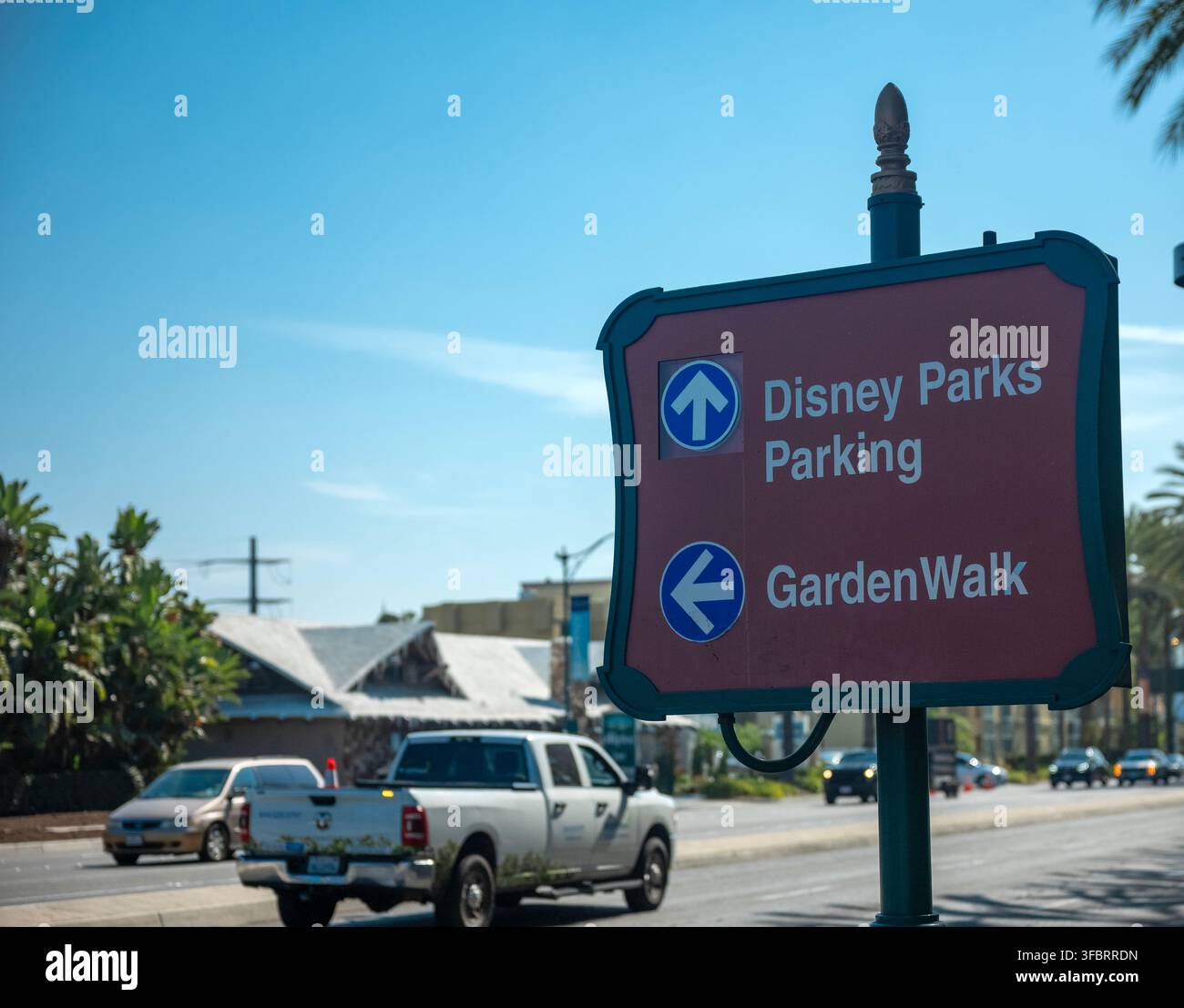 Segnale direzionale per il parcheggio dei Disney Parks e GardenWalk ad Anaheim, California, vicino al Disneyland Resort e al Anaheim Resort District. Foto Stock