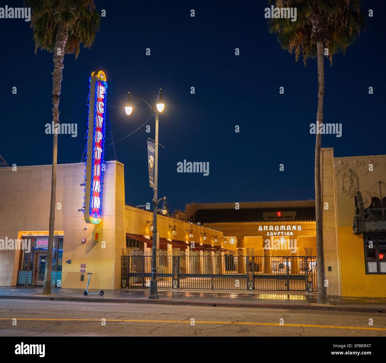 Teatro egiziano storico su Hollywood Boulevard di notte, Los Angeles, California, con insegne al neon illuminate e palme. Foto Stock