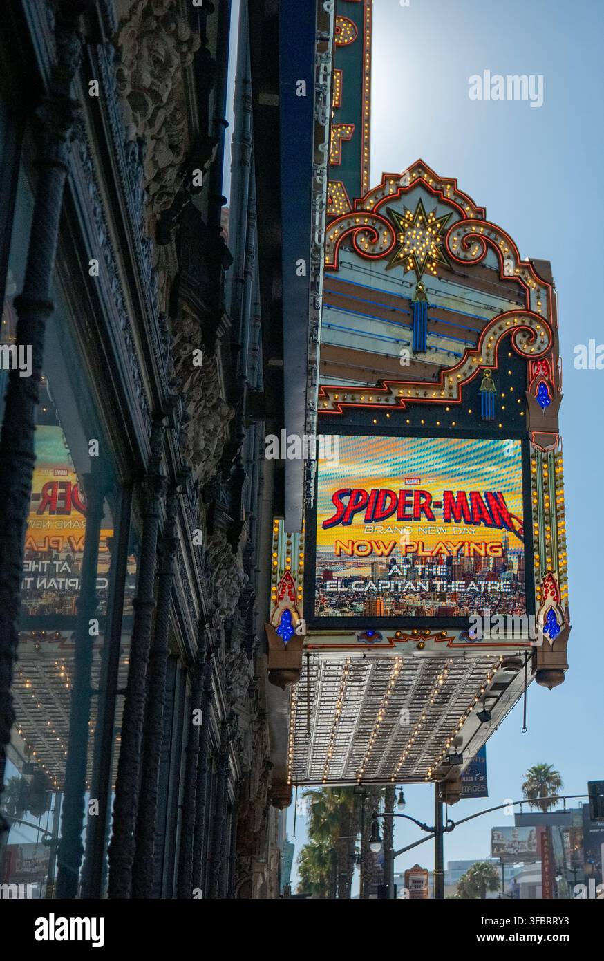 Il cartellone del teatro El Capitan su Hollywood Boulevard che mostra Spider-Man: Brand New Day, con la facciata storica del cinema e le luci al neon. Foto Stock