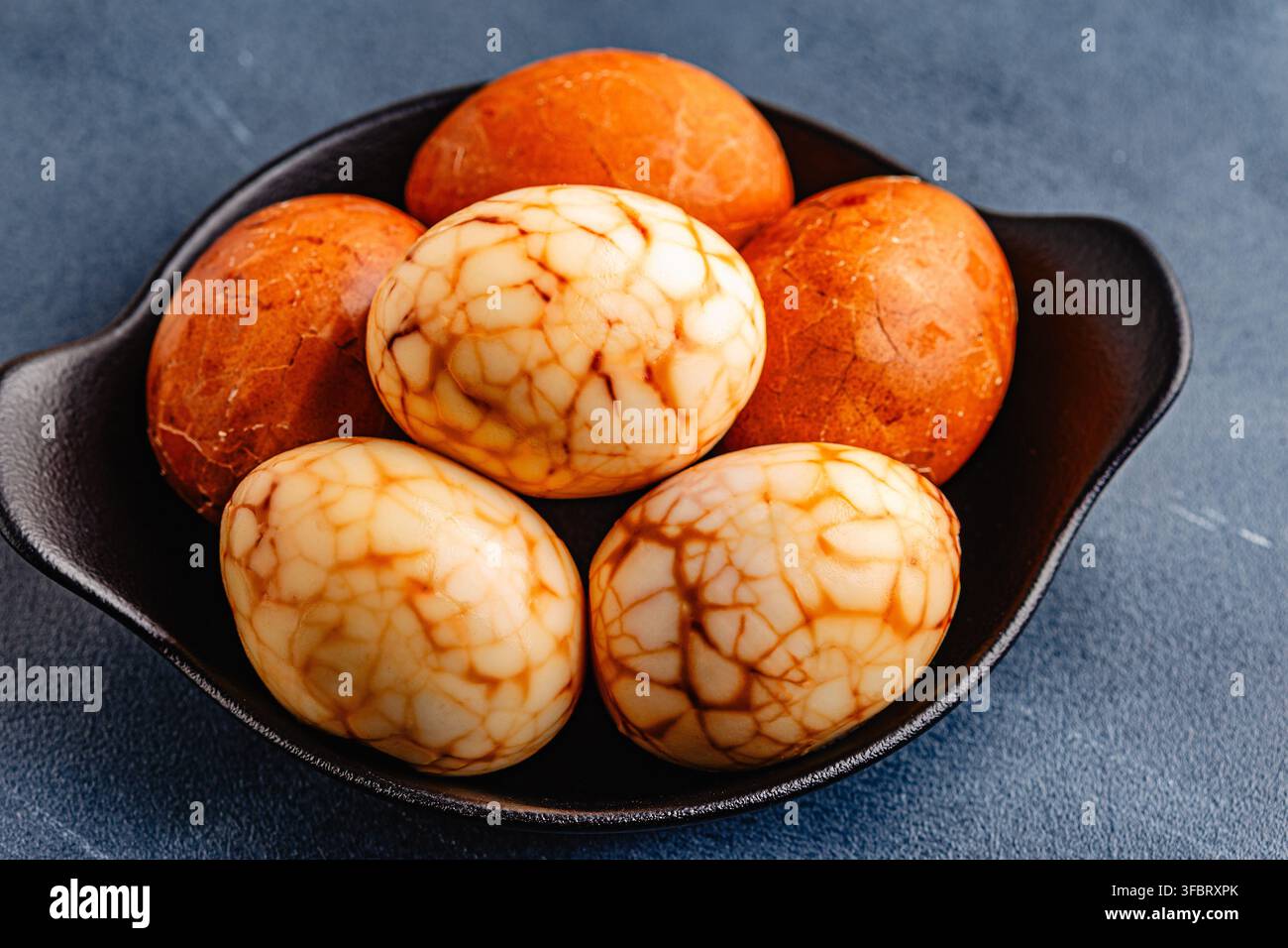 Deliziose uova marmorate al tè marrone e bianco Foto Stock
