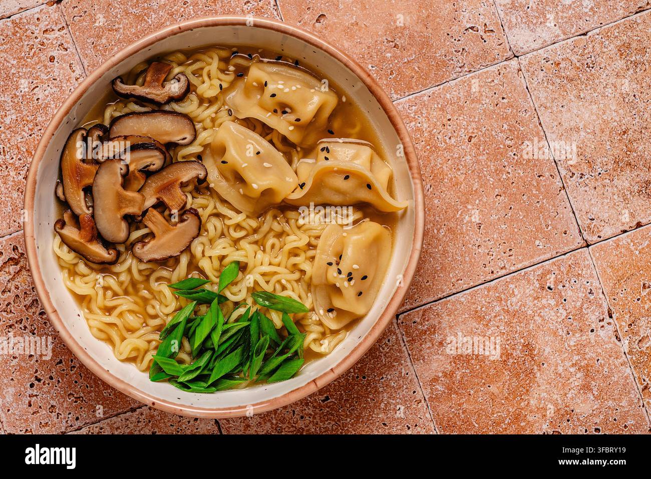 Deliziosa ciotola di noodles con gnocchi e funghi, vista dall'alto. Foto Stock