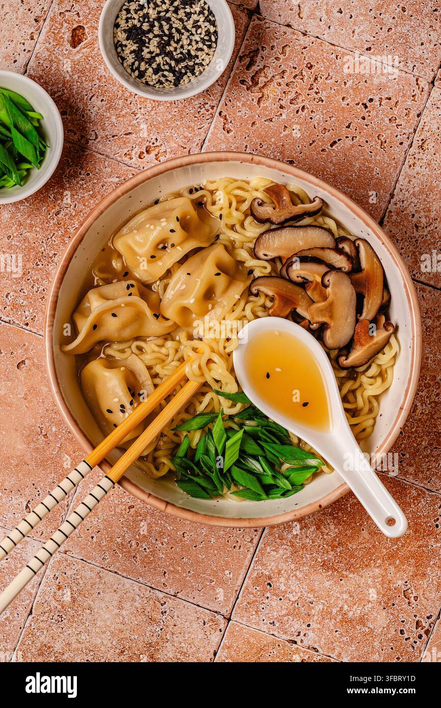 Deliziosa ciotola di noodles con gnocchi e funghi, vista dall'alto. Foto Stock