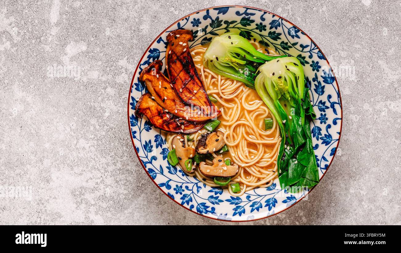Zuppa di noodles ramen miso vegana con funghi eryngii e shiitake, cavolo pak choi Foto Stock