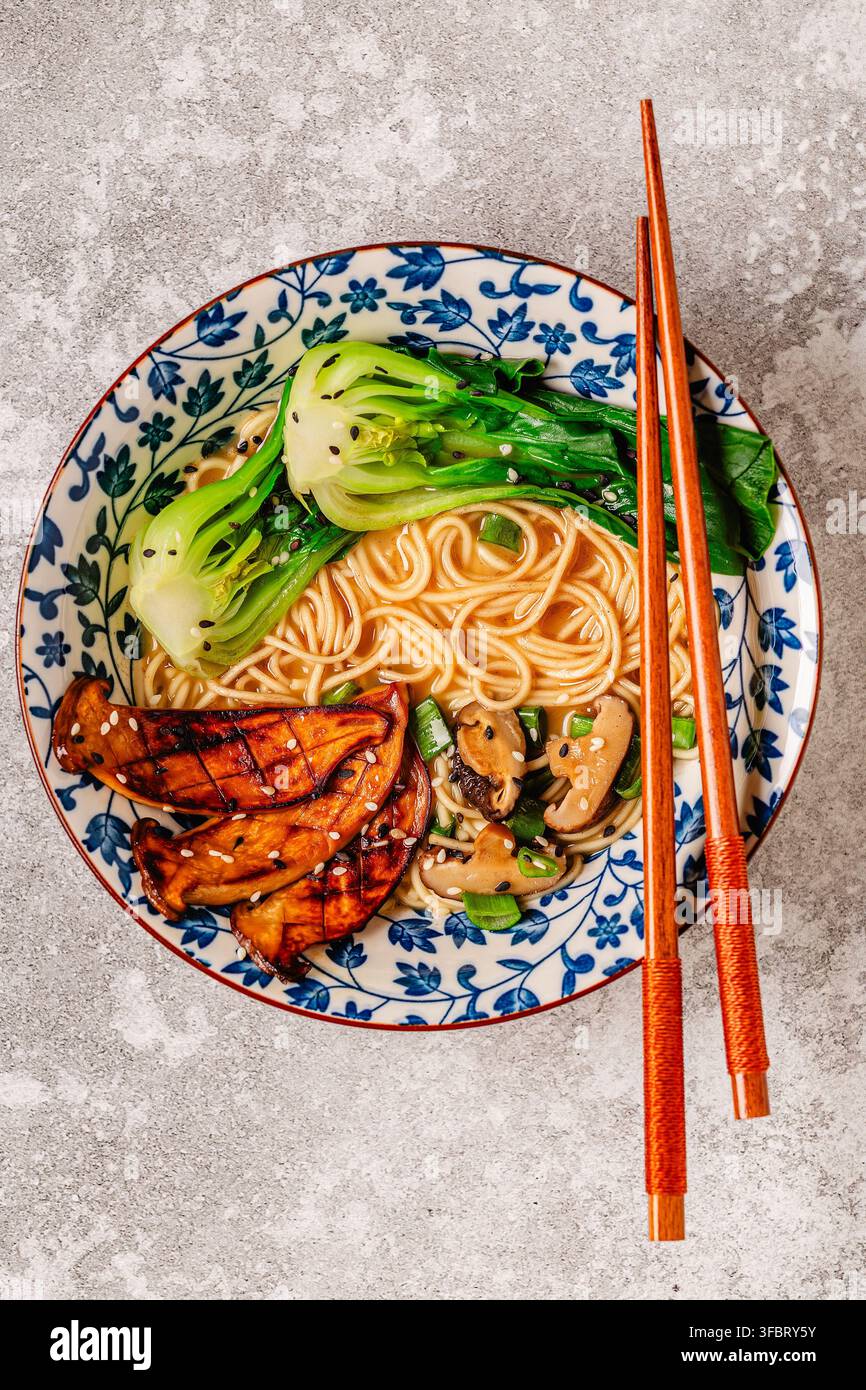 Zuppa di noodles ramen miso vegana con funghi eryngii e shiitake, cavolo pak choi Foto Stock