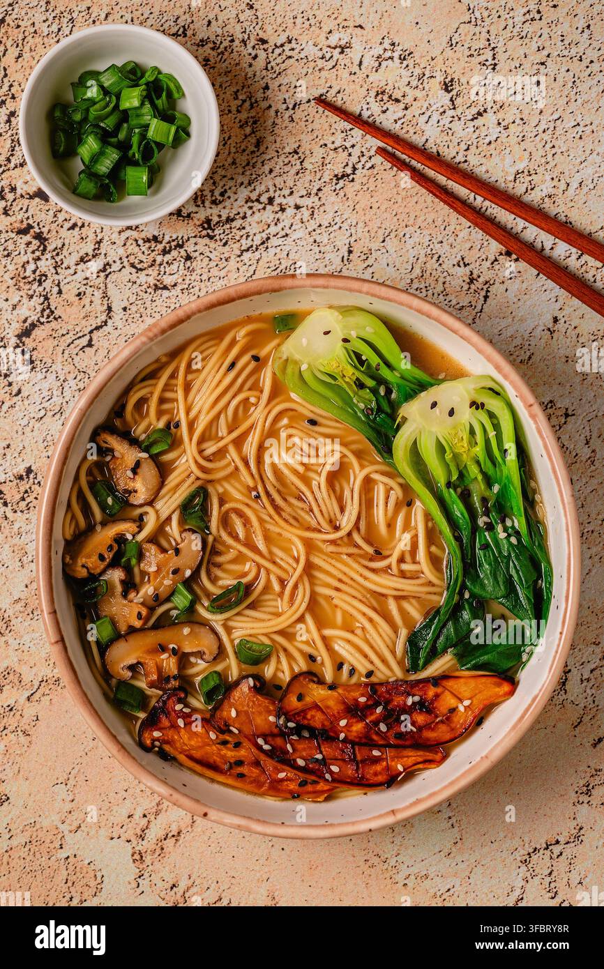Zuppa di noodles ramen miso vegana con funghi eryngii e shiitake, cavolo pak choi Foto Stock