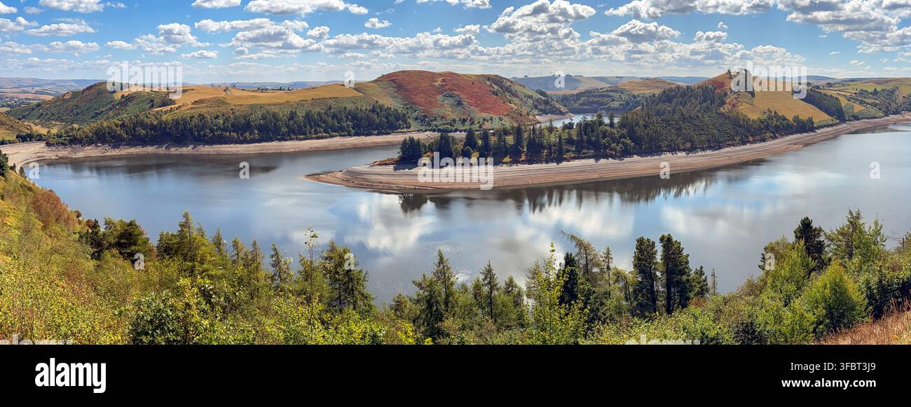 Vista panoramica scenografica del basso livello dell'acqua nel serbatoio di Llyn Clywedog nel Galles centrale a causa delle ondate di caldo nel Regno Unito nell'estate 2026. Nessuna persona. - Immagine stock catturata con smartphone