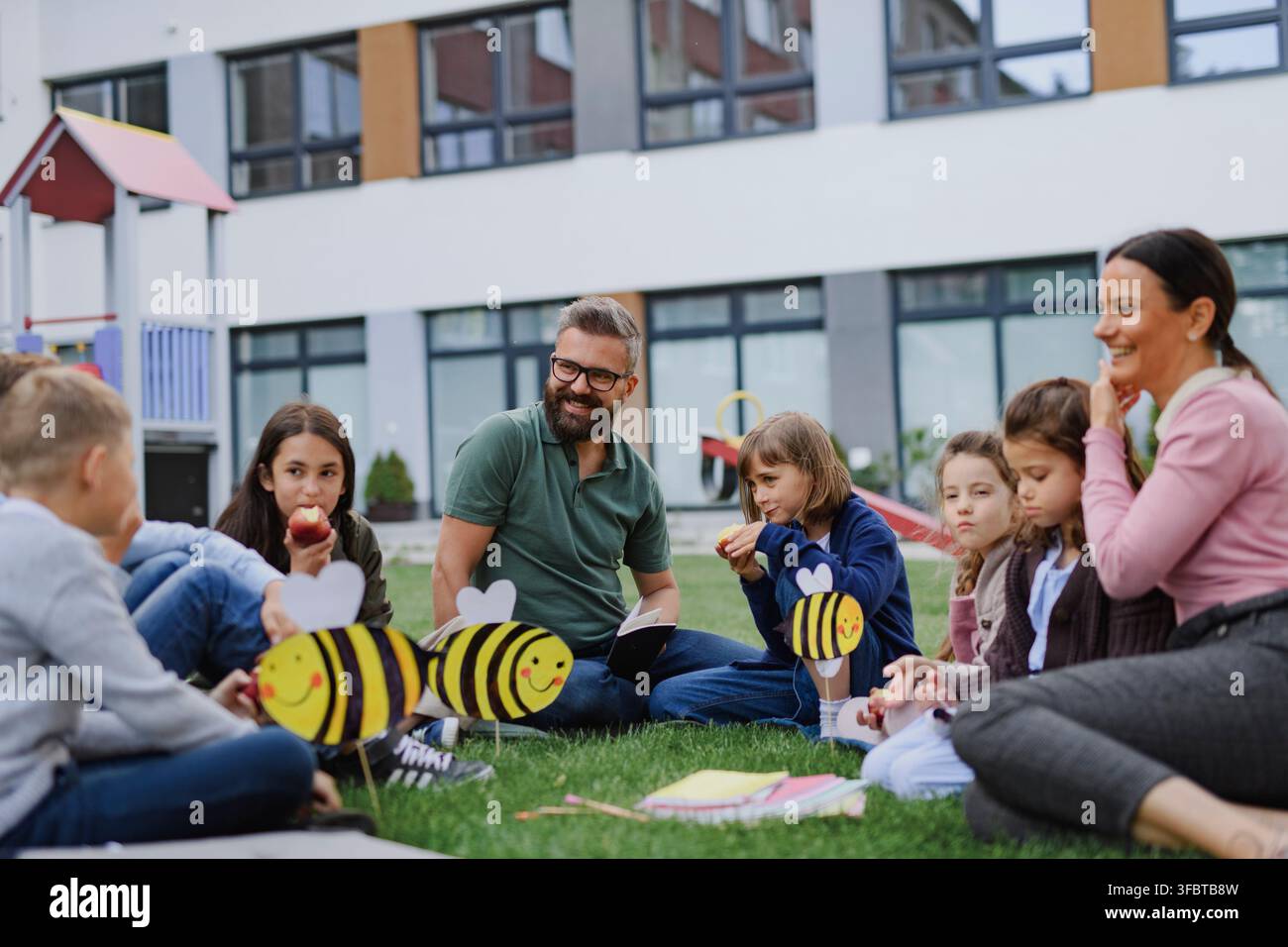 Studenti che esplorano l'ecologia e la biodiversità durante una lezione all'aperto a scuola. Foto Stock