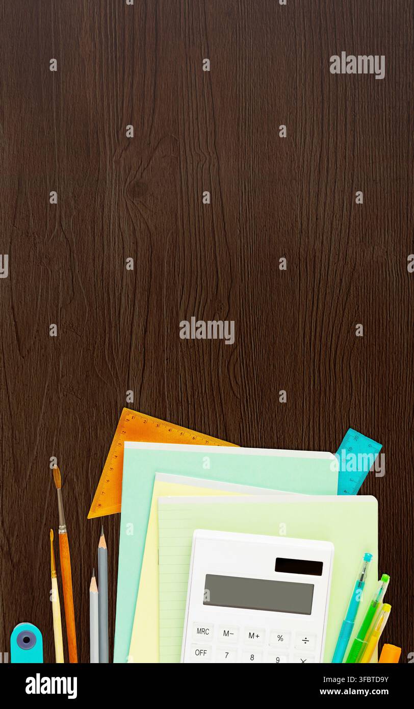 Sfondo di cancelleria per il ritorno a scuola con calcolatrice, quaderni, matite e spazio per il testo Foto Stock