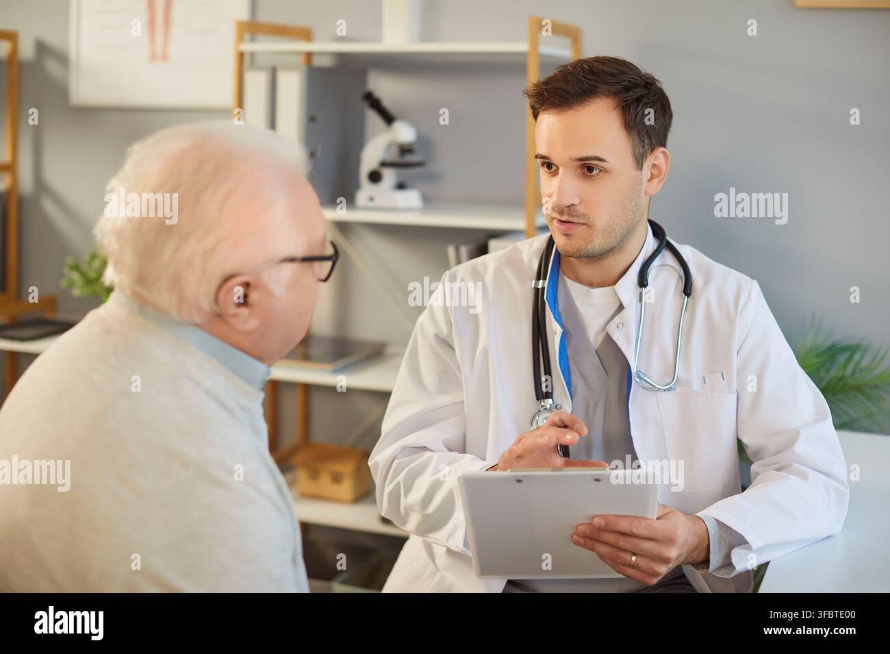Assistenza infermieristica per anziani, salute e assistenza sociale agli anziani, giovane medico, infermiere geriatrico maschio che aiuta Foto Stock