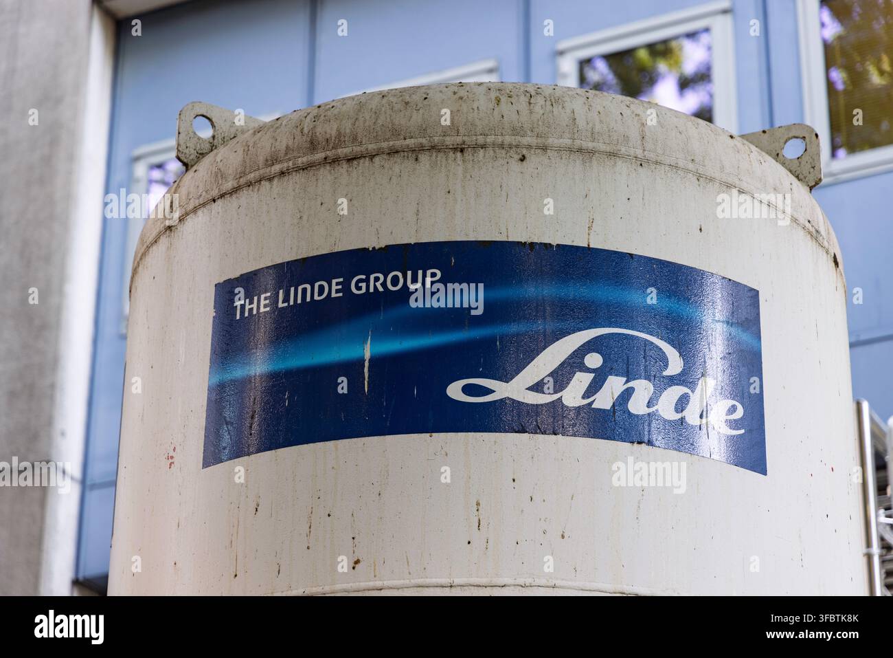 Amsterdam, Paesi Bassi – 12 agosto 2026: Vista ravvicinata di un grande serbatoio di gas industriale con adesivo del logo aziendale di The Linde Group. Foto Stock