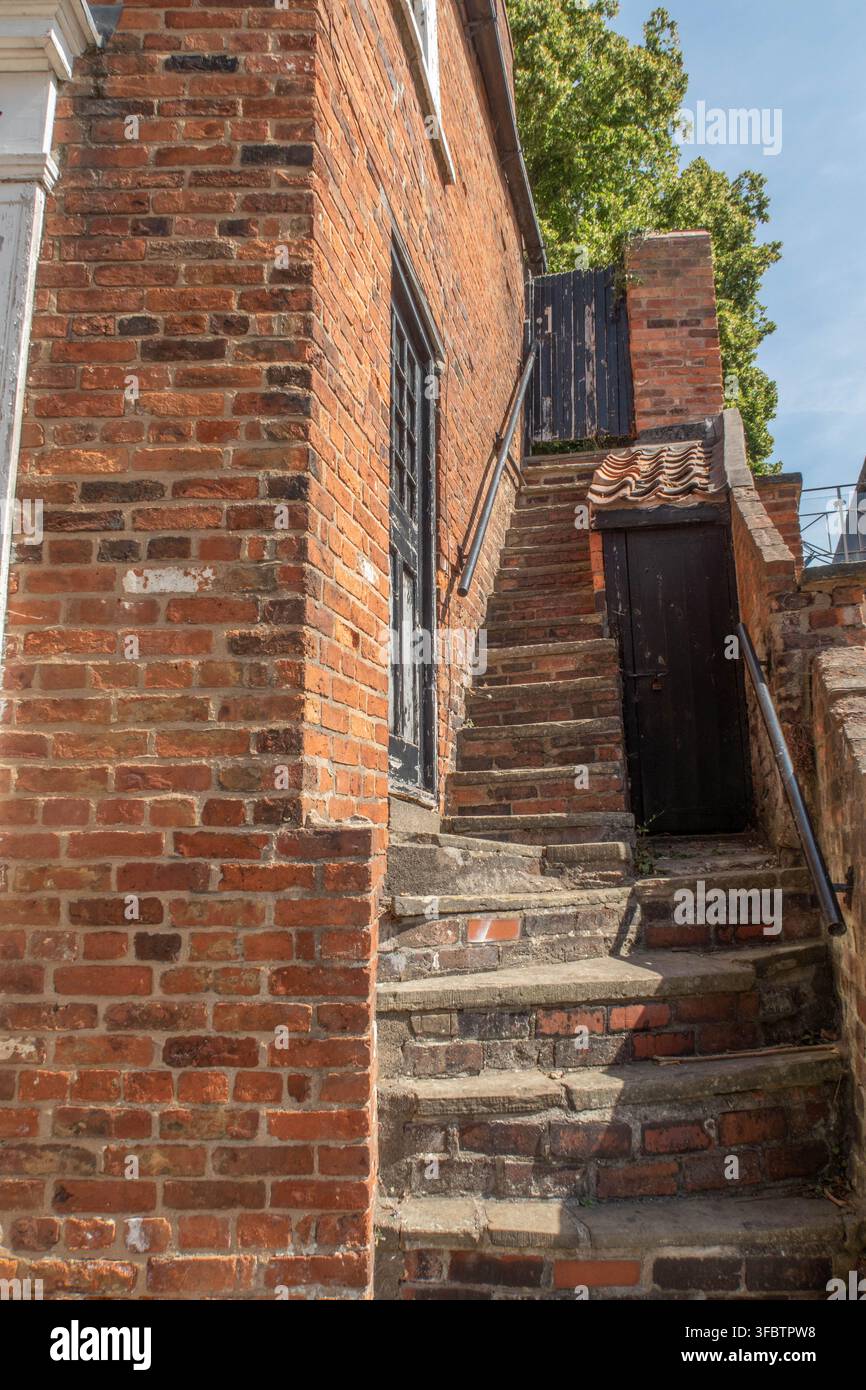Stretta e consumata vecchia rampa di gradini su Steep Hill a Lincoln, agosto 2026 Foto Stock