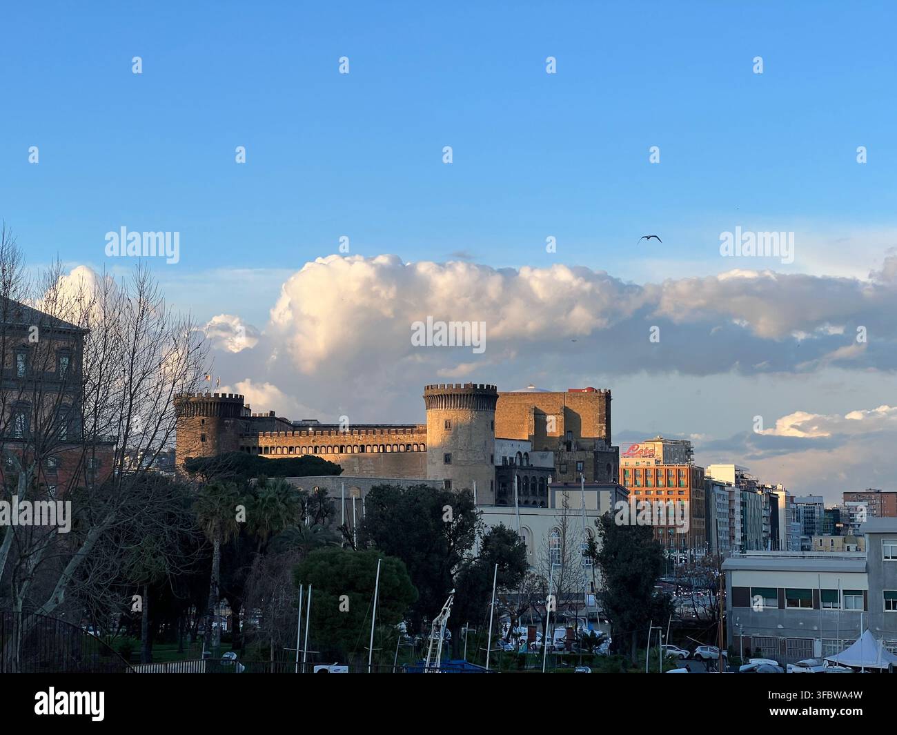 Dettaglio architettonico di Castel Nuovo, noto anche come Maschino Angioino, un castello medievale storico a Napoli, Campania, Italia - Immagine stock catturata con smartphone
