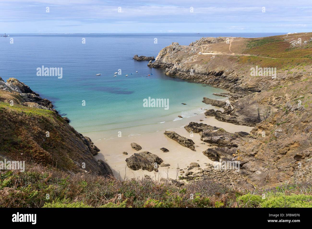 Baia di Pors Théolen con acqua turchese vicino alla Pointe du Van, Cap Sizun, Bretagna, Francia. Foto Stock