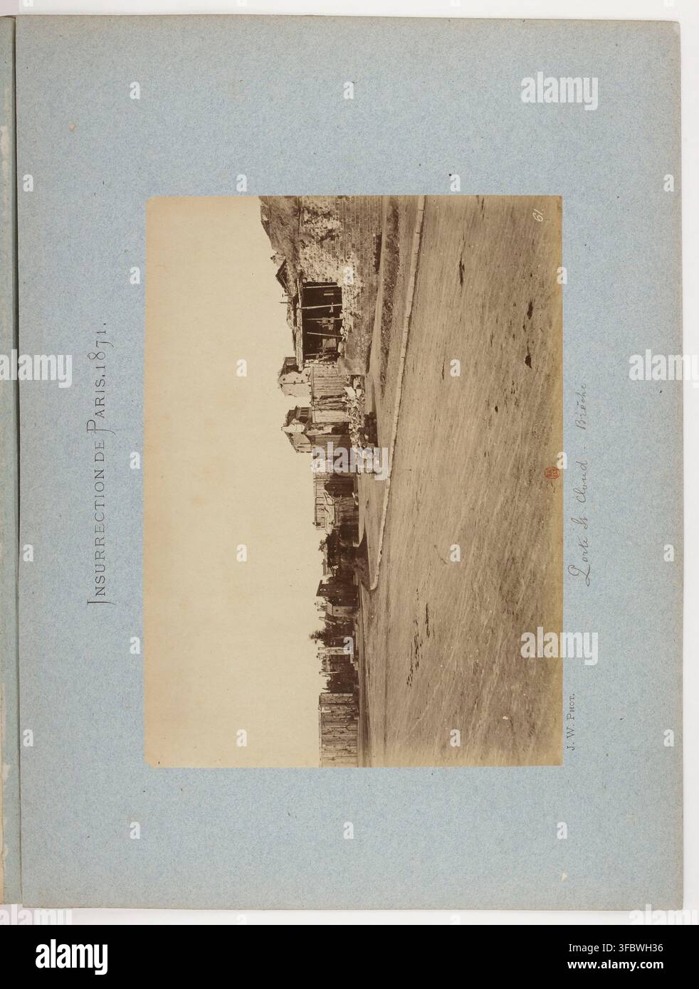 Una fotografia di un paesaggio urbano distrutto a Parigi, Francia, durante la guerra franco-prussiana, in particolare la Comune di Parigi del 1871, di Wulff jeune, un fotografo, con la Porte St Cloud - Brieche nella scena. Foto Stock