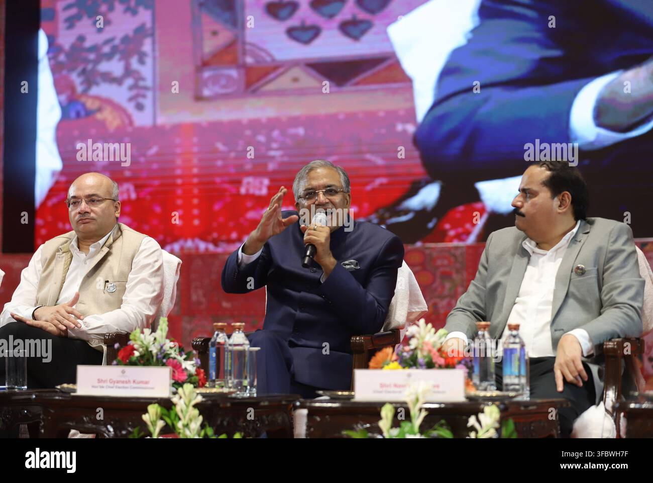 LUCKNOW, INDIA AGOSTO 24: Il Commissario Elettorale Capo dell'India, Gyanesh Kumar, interagisce con studenti, insegnanti e giovani partecipanti durante una conferenza regionale sui Club di Alfabetizzazione Elettorale ELC 2.0 e l'applicazione ECINET presso l'Indira Gandhi Pratishthan il 24 agosto 2026 a Lucknow, India. Rivolgendosi a centinaia di partecipanti di istituzioni educative in tutto lo stato, il CEC ha esortato i giovani a diventare partecipanti proattivi e informati nel quadro democratico del paese. L'evento si è concentrato sul rafforzamento dell'alfabetizzazione elettorale di base, introducendo strumenti digitali come la piattaforma ECINET Foto Stock