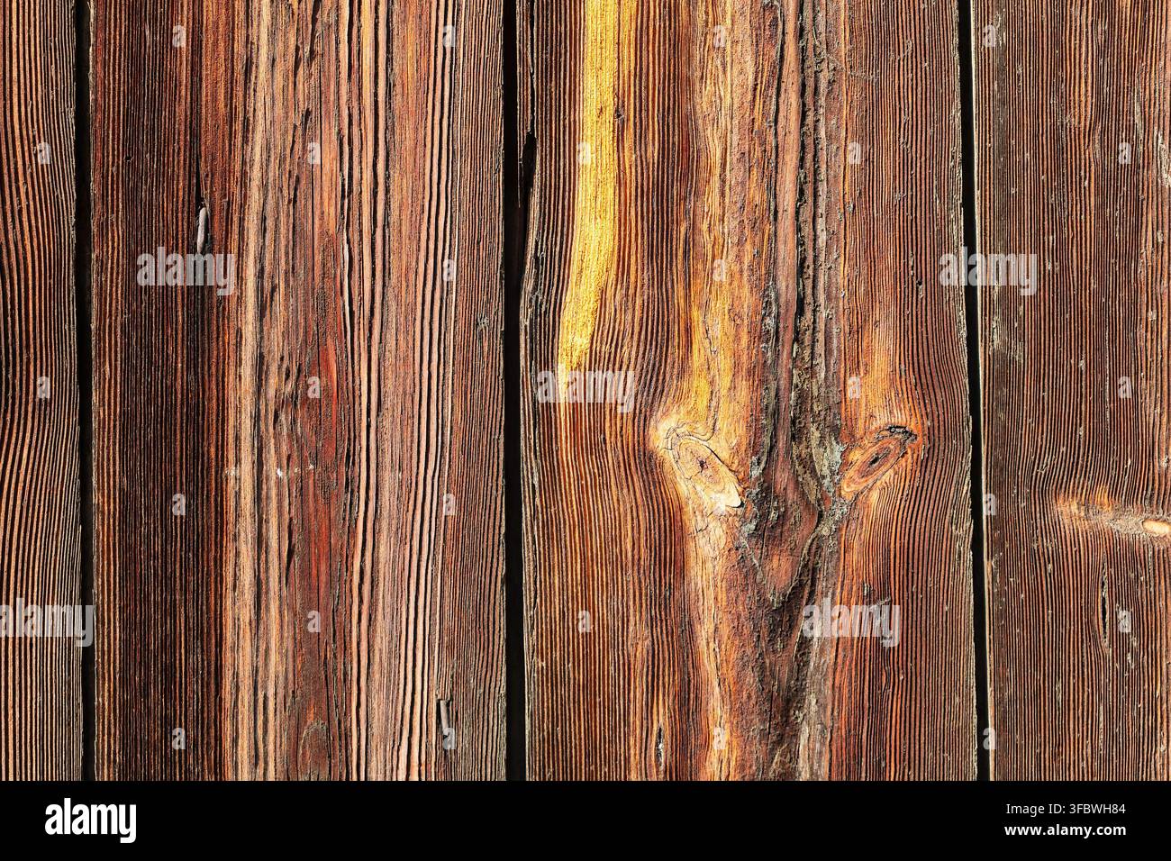 Texture murale in assi di legno verticali consumate dalle intemperie Foto Stock