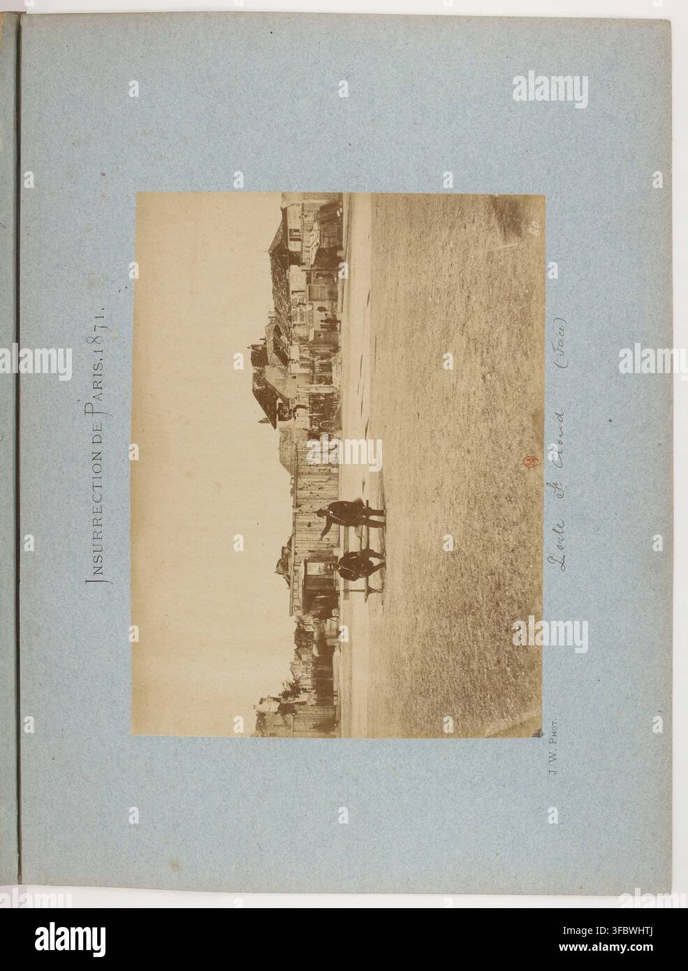Una scena di strada durante l'insurrezione di Parigi del 1871, di Wulff Jeune, un fotografo francese, con una vista della Porte St Cloud, nel bel mezzo della guerra franco-prussiana e della Comune di Parigi. Foto Stock