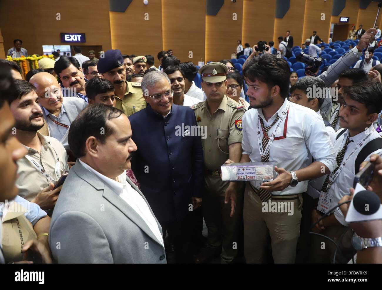 LUCKNOW, INDIA - 24 AGOSTO: Il Commissario Elettorale Capo dell'India, Gyanesh Kumar, interagisce con studenti, insegnanti e giovani partecipanti durante una conferenza regionale sui Club di Alfabetizzazione Elettorale (ELC 2.0) e l'applicazione ECINET presso l'Indira Gandhi Pratishthan il 24 agosto 2026 a Lucknow, India. Rivolgendosi a centinaia di partecipanti di istituzioni educative di tutto lo stato, il CEC ha esortato i giovani a diventare partecipanti proattivi e informati nel quadro democratico del paese. L'evento si è concentrato sul rafforzamento dell'alfabetizzazione elettorale di base, introducendo strumenti digitali come l'applicazione ECINET p Foto Stock